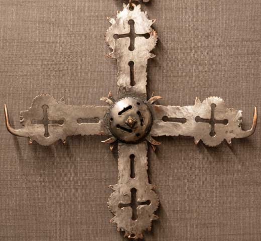 Νο 1: Σιδηρούς σταυρός με αλυσίδα ανάρτησης και θέσεις κεριών, 18 ος αι.  ----- Cross made of lead with single suspension chain and candle sticks, 18th c.