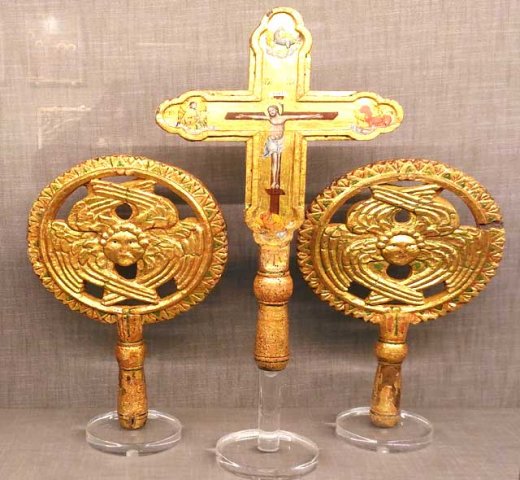 Nο 10: Ξυλόγλυπτα επιχρυσωμένα εξαπτέρυγα και σταυρός λιτανείας, 19ος αι. ----- Wood-carved gilded liturgical fans and processional cross, 19th c.