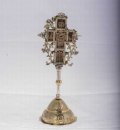 No 9: Ξυλόγλυπτος Σταυρός αγιασμού με επίχρυσο δέσιμο, στερεωμένος σε βάση, 19ος αι. ----- Wood-carved blessing cross with silver-gilded mount, standing on a base, 19th c.