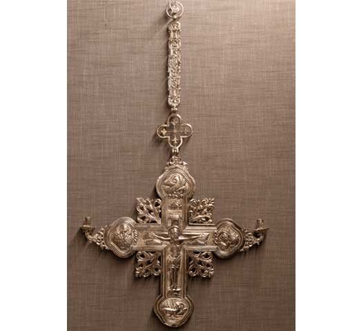 No 22: Αργυρός Σταυρός με μονή αλυσίδα ανάρτησης και  θέσεις κεριών, 19ος αι. ------ Silver cross with single suspension chain and candle sticks, 19th c.