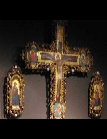 Ξυλόγλυπτος επιχρυσωμένος σταυρός και «λυπηρά» τέμπλου. 19ος αι. -----   Carved wooden gilded cross topping the Sanctuary screen and icons of the sorrowing Virgin and St John, 19th c.