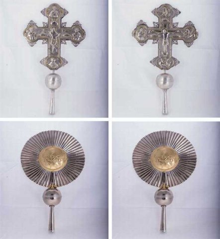 No 17: Αργυρά εξαπτέρυγα και σταυρός Λιτανείας με επιχρυσώσεις. Έργο χρυσοχόου Ι. Δημητρίου, 1835. ----- Silver liturgical fans and silver-gilded processional cross. Work of the goldsmith I.Dimitriou, 1835.